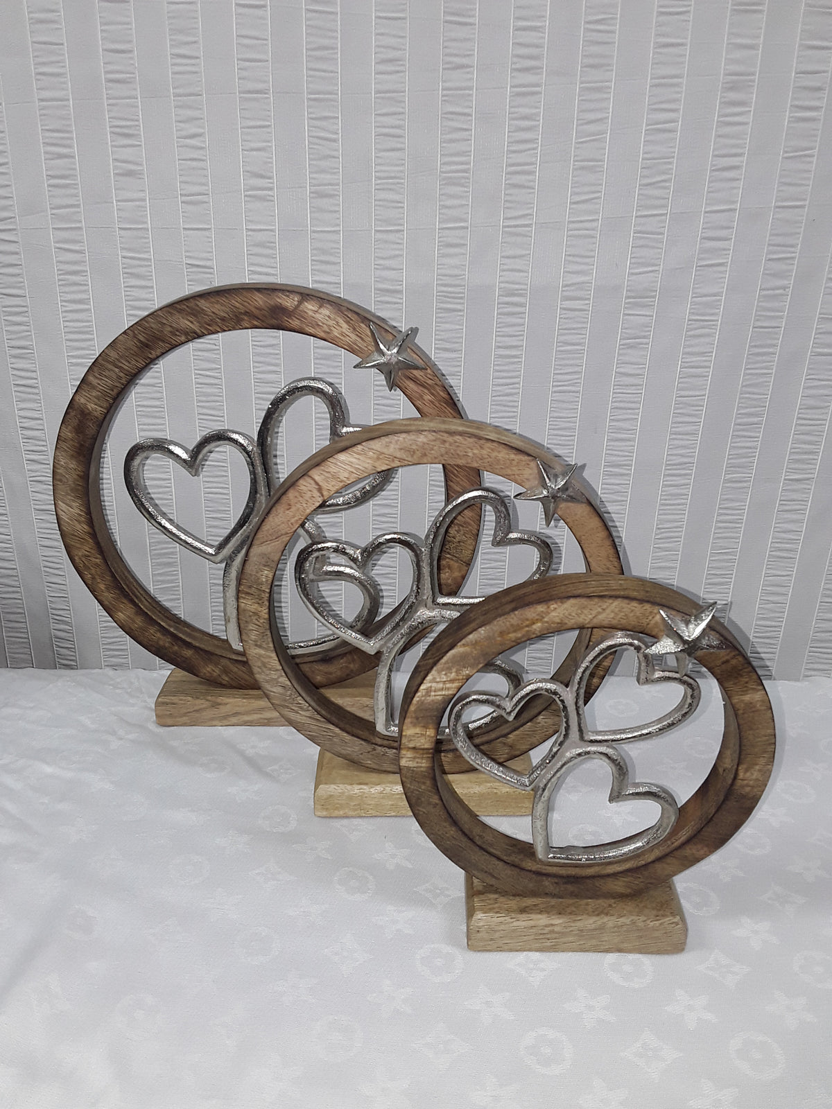 Metal Hearts With Wooden Circle Frame