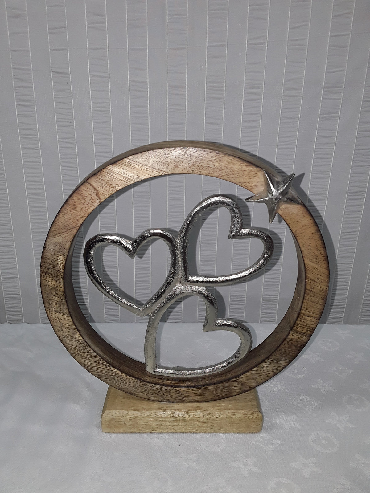 Metal Hearts With Wooden Circle Frame