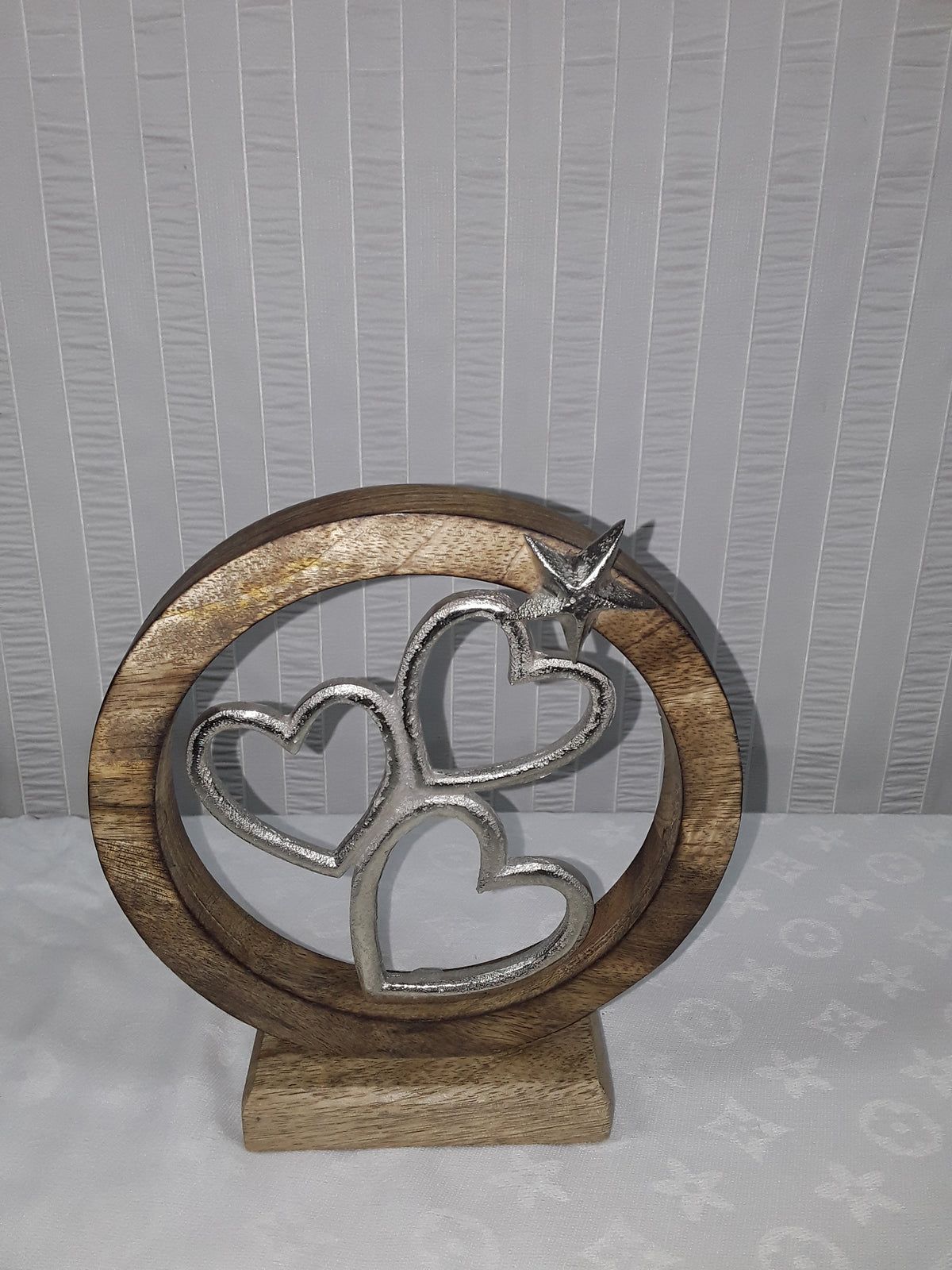 Metal Hearts With Wooden Circle Frame