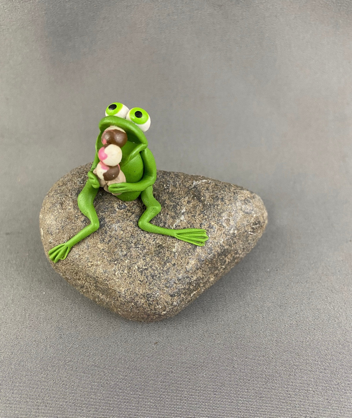 “Eating Ice Cream” Frogs on Rock